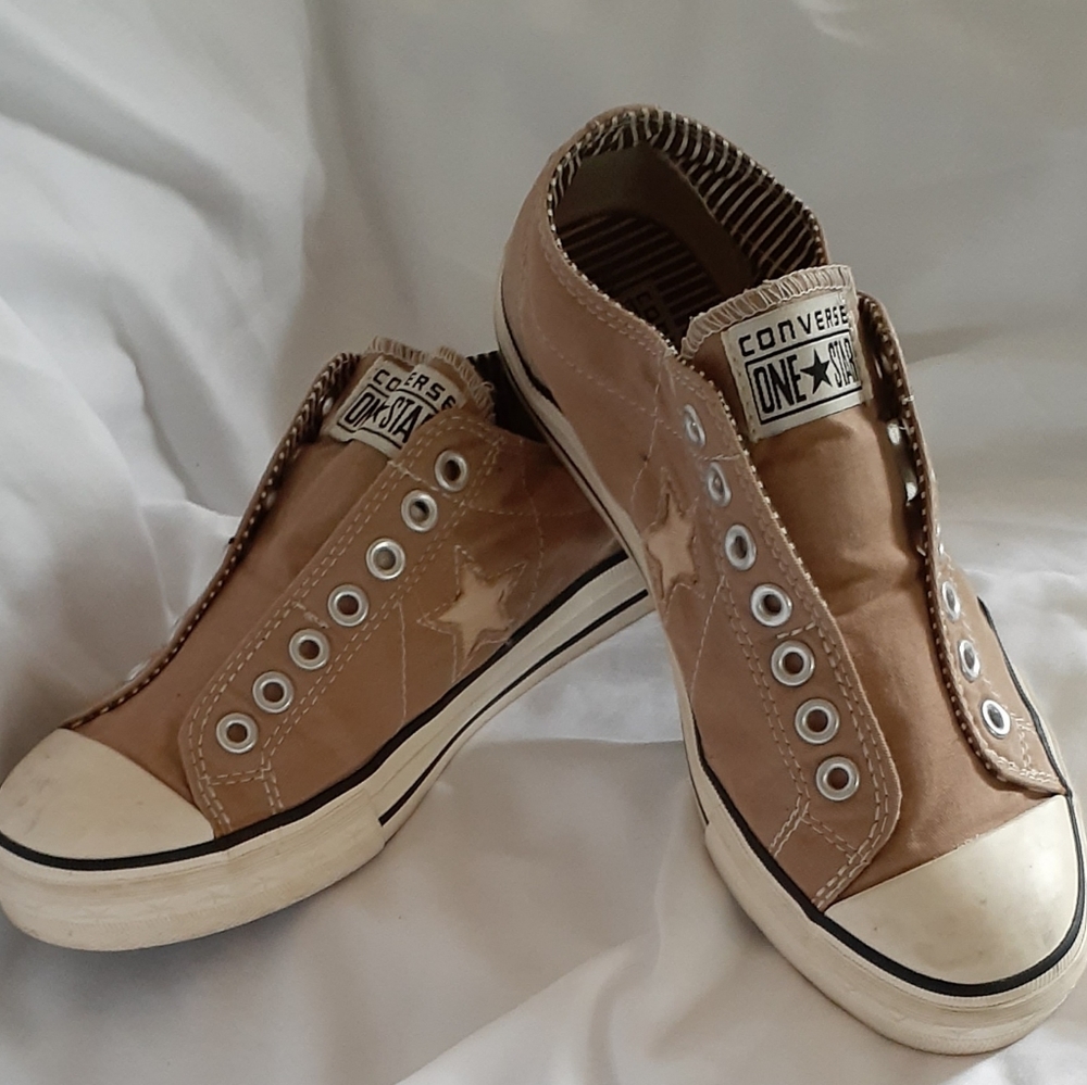 Tennis shoes